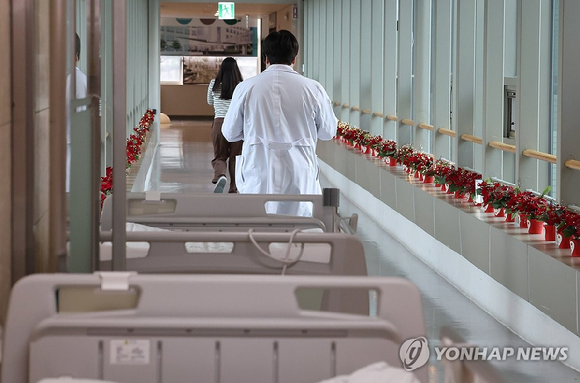 지난 2일 오전 서울 시내 한 대형병원에서 의료 관계자가 빈 침상을 지나 이동하고 있다. [사진=연합뉴스]