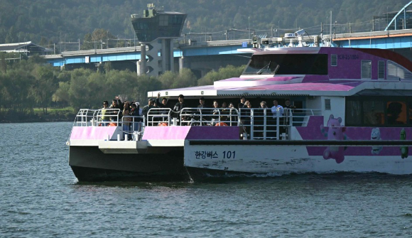 한강버스가 1일 무승객 시범운항에 들어간 지 34일 만에 시민 탑승 운항을 재개했다. [사진=서울시]