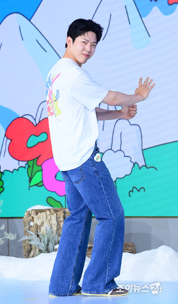 밴드 DAY6(데이식스) 도운이 12일 오전 서울 마포구 호텔 나루엠갤러리에서 열린 넷플릭스 예능 '대체 등산을 왜 하는 건데?' 제작발표회에 참석하고 있다. [사진=정소희 기자]
