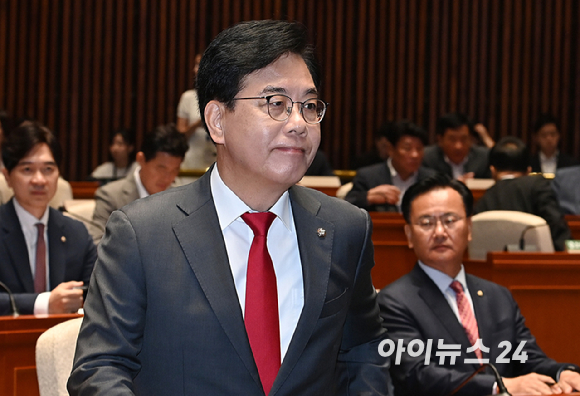 송언석 국민의힘 비상대책위원장 겸 원내대표가 23일 오전 국회에서 열린 의원총회에서 모두발언을 위해 단상으로 이동하고 있다. [사진=곽영래 기자]
