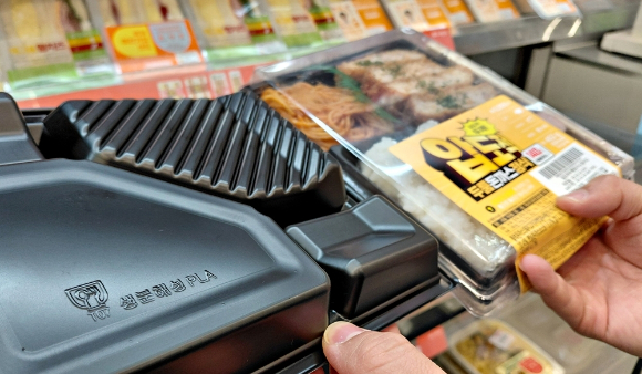 편의점 CU가 도입한 생분해성 PLA(폴리락틱애시드) 용기 도시락. [사진=CU]