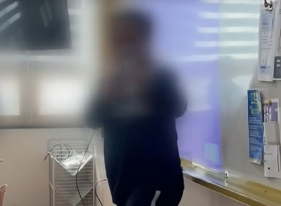 경남의 한 고등학교에 입학한 60대 남성으로 인해 학생들과 교사, 교육청까지 곤혹을 겪고 있다는 제보가 공개됐다. [사진=JTBC '사건반장' 캡처]