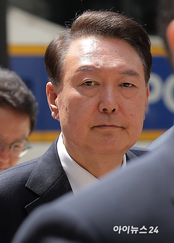 내란 우두머리 혐의로 기소된 윤석열 전 대통령이 12일 서울 서초구 중앙지법에서 오후부터 재개되는 공판에 출석하고 있다. [사진=사진공동취재단]