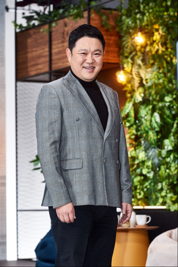 방송인 김구라가 2일 온라인으로 진행된 MBC 새 예능프로그램 '아무튼 출근!' 제작발표회에 참석해 포즈를 취하고 있다. [사진=MBC]