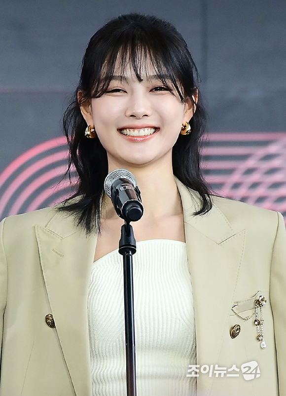 배우 김유정이 19일 오후 부산광역시 해운대구 우동 영화의 전당에서 열린 제30회 부산국제영화제(BIFF) '친애하는 X' 야외무대인사 행사에 참석하고 있다. [사진=정소희 기자]