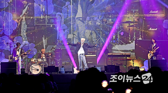 에이엠피(AxMxP)가 21일 오후 서울 송파구 잠실학생체육관에서 열린 '2026 JOY콘서트 - 보이스 오브 스프링(Voice of spring)'에서 멋진 무대를 선보이고 있다.고품격 엔터테인먼트 경제지 조이뉴스24와 인터넷종합지 아이뉴스24가 주최하는 '보이스 오브 스프링'은 올해로 세 번째를 맞았다. 이번 공연엔 엔플라잉(N.Flying/이승협, 차훈, 김재현, 유회승, 서동성), 소란(SORAN/고영배), 에이엠피(AxMxP/하유준, 김신, 크루, 주환)가 함께해 현장감이 넘치는 밴드 사운드로 관객과 열렬히 교감했다. [사진=곽영래 기자]