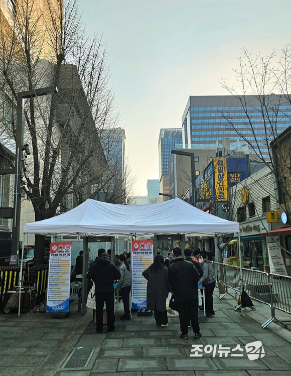 20일 오전 광화문역 8번 출구 인근에서 경찰이 시민들의 몸을 수색하고 소지품을 검사하고 있다. [사진=독자 ]