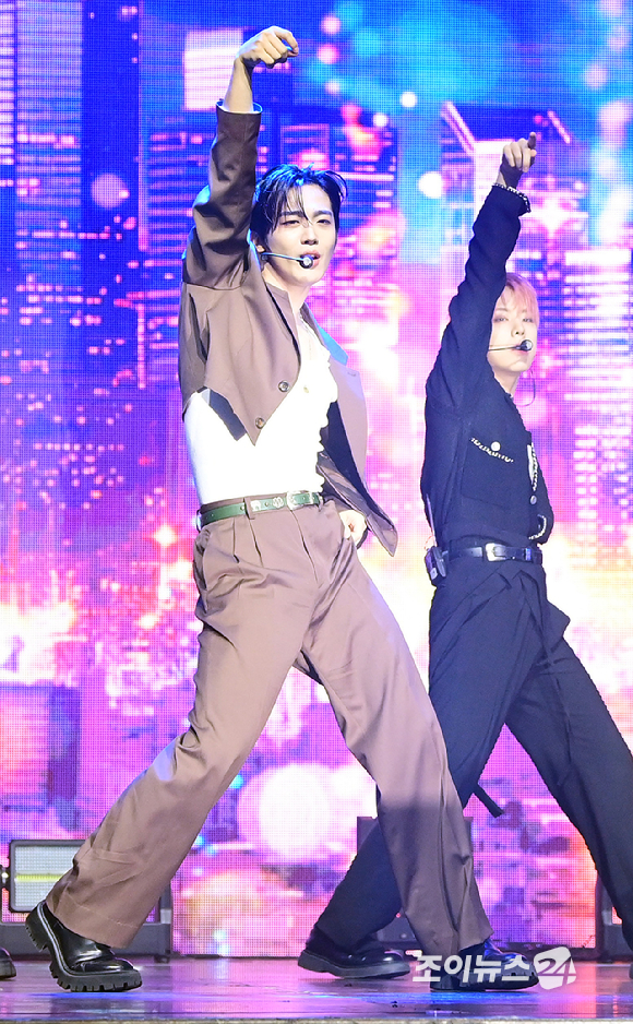 그룹 위아이 김요한이 29일 오후 서울 광진구 예스24라이브홀에서 열린 위아이(WEi) 여덟 번째 미니앨범 '원더랜드' 발매 기념 쇼케이스에 참석해 타이틀곡 '홈' 무대를 선보이고 있다. [사진=정소희 기자]