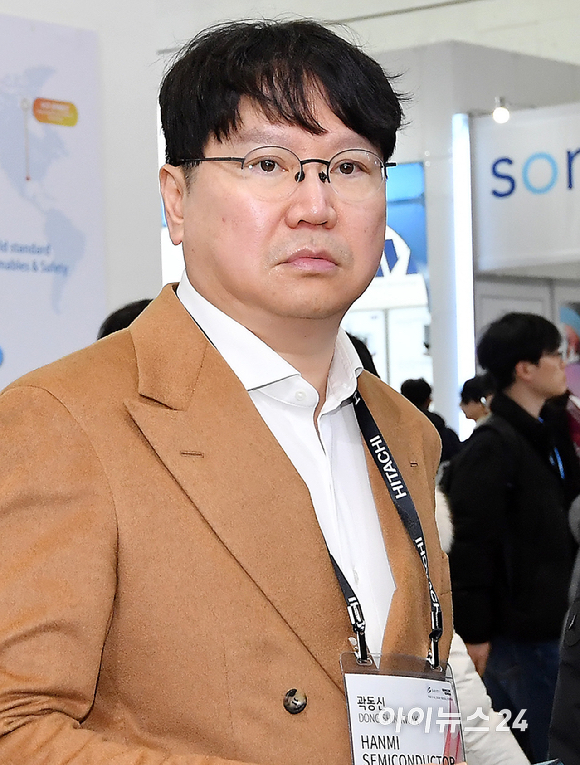 곽동신 한미반도체 회장이 11일 서울 강남구 코엑스에서 열린 세미콘 코리아 2026에서 한미반도체 부스를 둘러보고 있다. [사진=곽영래 기자]