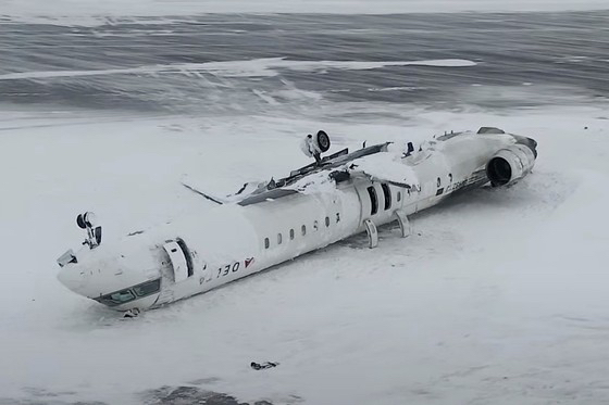 캐나다 토론토 공항 착륙 과정에서 여객기가 전복됐던 미국 델타항공이 피해 승객들에게 약 4300만원의 보상금을 제시했다. 사진은 지난 17일(현지시간) 캐나다 온타리오주 미시소가의 토론토 피어슨 국제공항에 착륙 중 추락한 델타항공 4819편 여객기. [사진=캐나다 교통안전위원회]