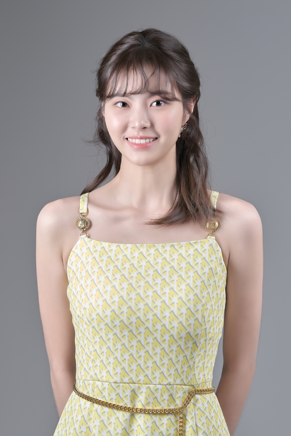 배우 홍예지가 영화 '이공삼칠' 인터뷰에 앞서 포즈를 취하고 있다. [사진=빅웨일엔터테인먼트]
