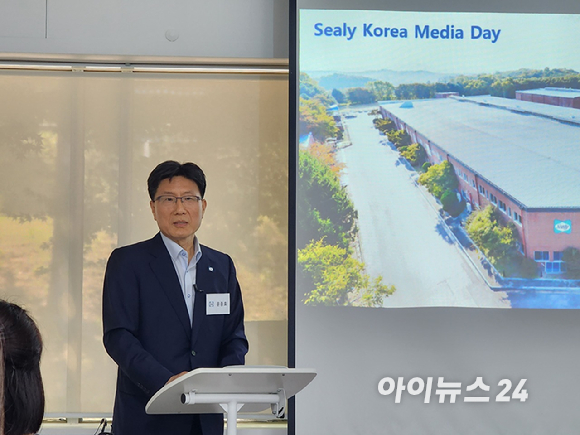 윤종효 씰리코리아 대표가 지난 6월 16일 여주공장에서 열린 기자간담회에서 발표하고 있는 모습. [사진=구서윤 기자]