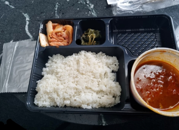 육군 제9공수특전여단 소속 장병이 부실한 급식을 폭로했다. [사진=페이스북 채널 '육군훈련소 대신 전해드립니다']