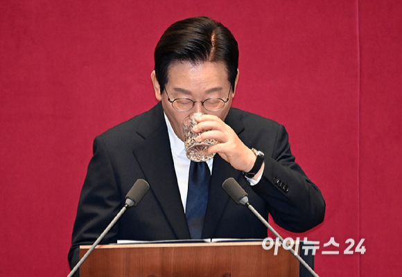 이재명 대통령이 4일 오전 국회에서 2026년도 예산안에 대한 시정연설 도중 물을 마시고 있다. [사진=곽영래 기자]