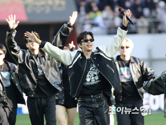 가수 임영웅이 8일 오후 서울월드컵경기장에서 펼쳐진 '하나원큐 K리그1 2023' FC서울 대 대구FC의 경기에서 하프타임 때 아이브 '애프터 라이크'에 맞춰 멋진 공연을 선보이고 있다. [사진=정소희 기자]