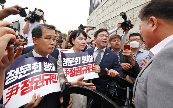 김승원 더불어민주당 국회 법제사법위원회 간사을 비롯한 야당 법사위원들이 대통령 탄핵발의청원 증인 출석요구서 대리 수령 약속 번복 관련 야당 법사위원 대통령실 항의 방문을 위해 지난 12일 서울 용산구 대통령실 앞에서 이동하던 도중 경찰에 가로막혀 대통령실 관계자에게 항의하고 있다.(공동취재) 2024.07.12. [사진=뉴시스]