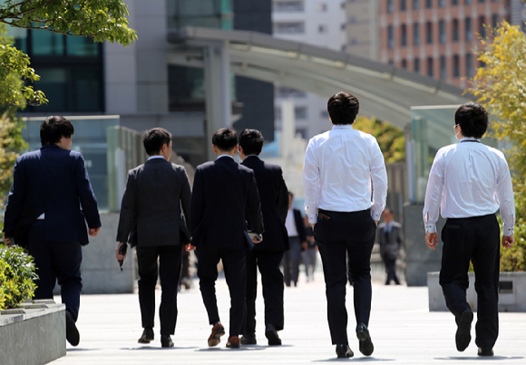 일본 도쿄도 미나토구의 사무실 밀집 지구를 걷는 직장인들. [사진=연합뉴스]