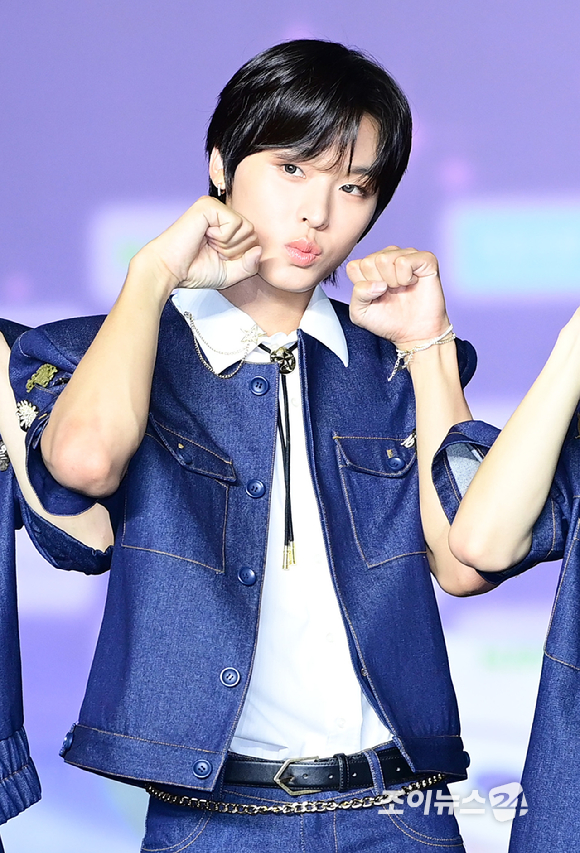 그룹 엔시티 위시(NCT WISH) 유우시와 리쿠가 26일 오후 경기도 고양 일산서구 대화동 킨텍스에서 열린 2025 SBS 가요대전 Summer(써머) 블루카펫 행사에 참석하고 있다. [사진=정소희 기자]