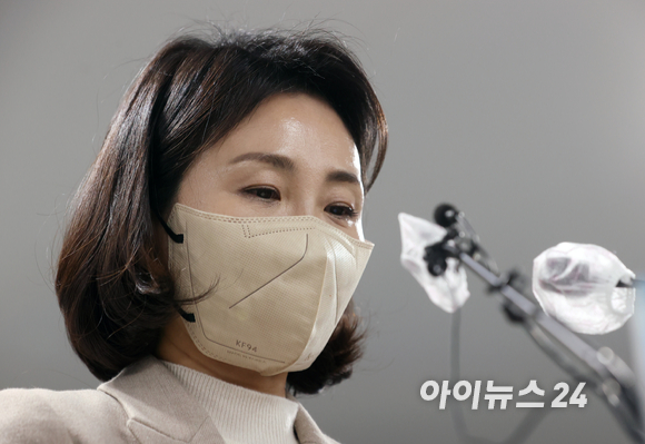 이재명 더불어민주당 대선 후보의 배우자 김혜경 씨가 지난 9일 오후 서울 여의도 민주당 중앙당사에서 과잉의전 논란 사과 기자회견을 하고 있다. [사진=김성진 기자]