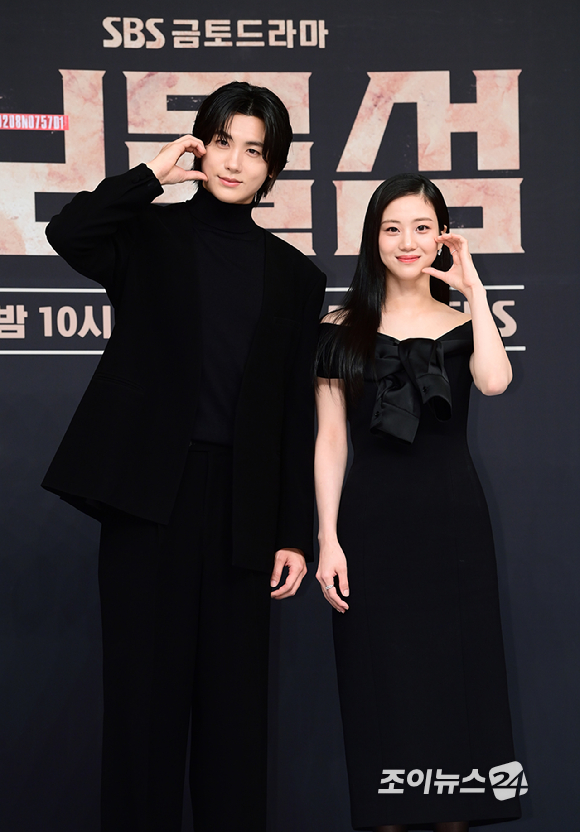 배우 박형식과 홍화연이 21일 오후 서울 양천구 목동 SBS에서 열린 SBS 새 금토드라마 '보물섬' 제작발표회에 참석 하고 있다. [사진=정소희 기자]