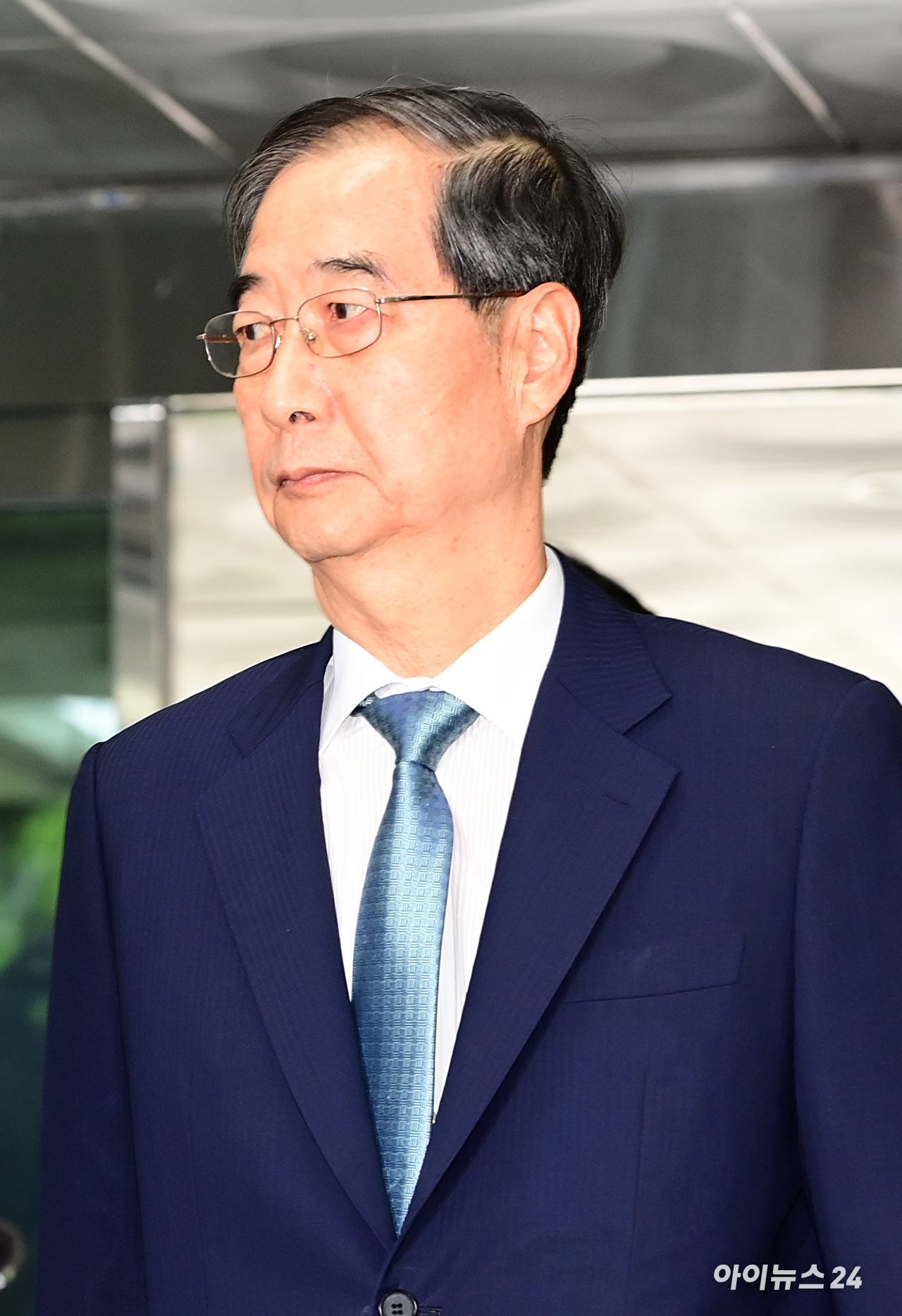 한덕수 전 국무총리가 27일 오후 서울중앙지법에 내란 우두머리 방조, 위증, 허위공문서 작성 등의 혐의로 구속 전 피의자 심문(영장실질심사)을 받기 위해 출석하고 있다. [사진=정소희 기자]