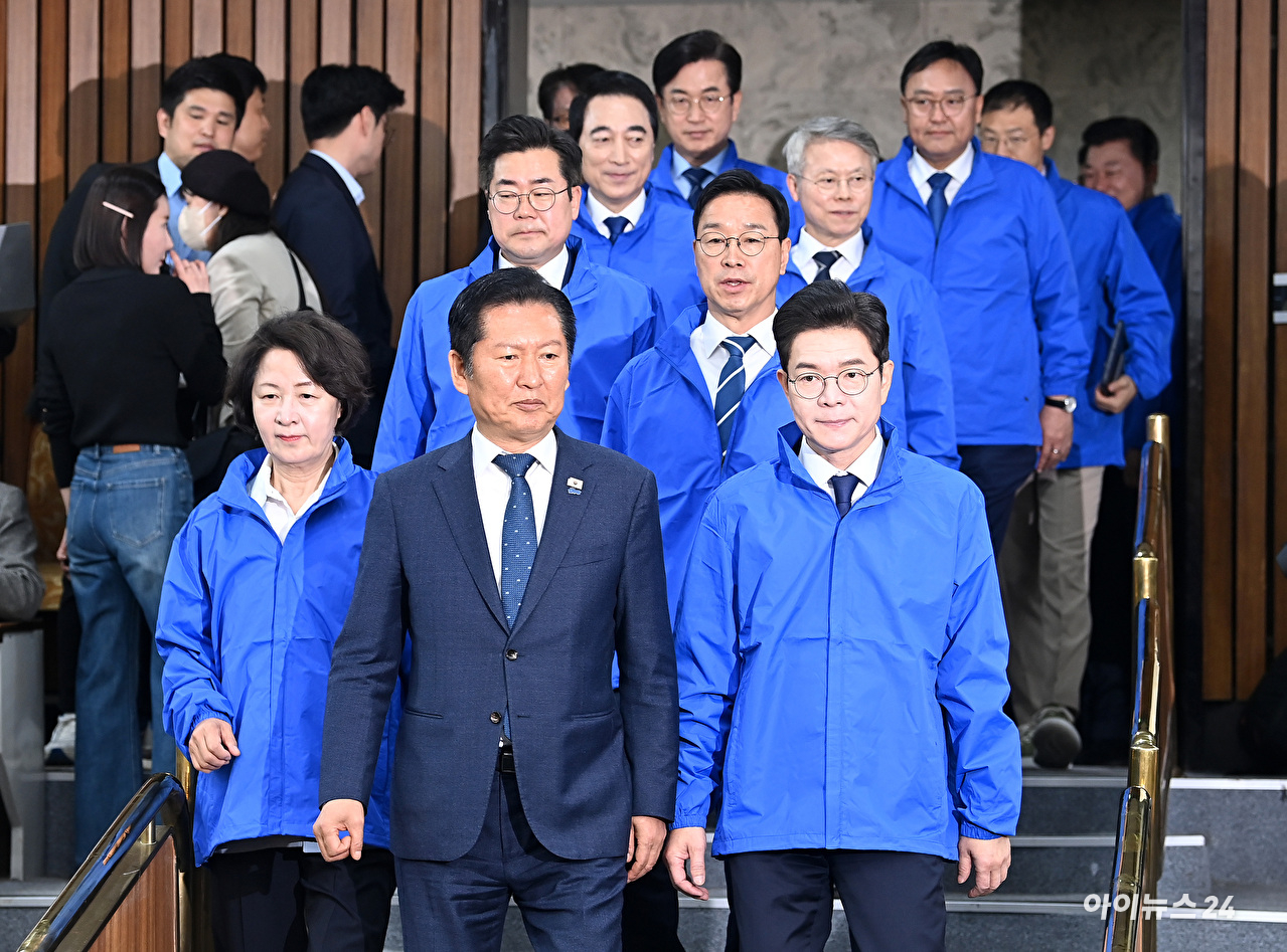 더불어민주당 정청래 대표와 광역단체장 후보들이 23일 국회에서 열린 민주당 광역단체장 후보 연석회의에 참석하고 있다. [사진=곽영래 기자]