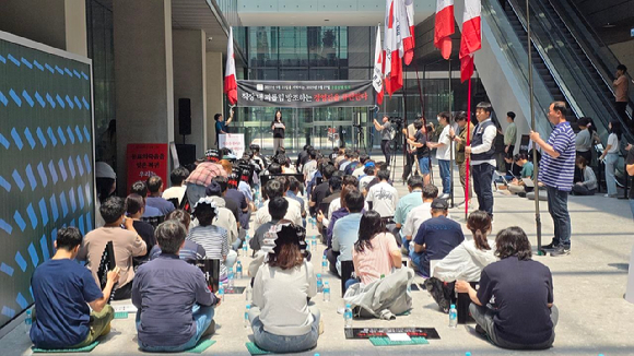 27일 오후 경기도 성남시에 소재한 네이버 사옥에서 집회가 열렸다. [사진=네이버]
