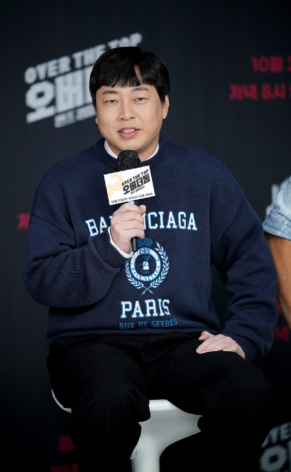 개그맨 이진호가 25일 JTBC '오버 더 톱' 제작발표회에서 포즈를 취하고 있다. [사진=JTBC]