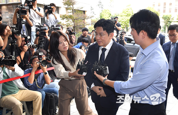 자본시장법상 부정거래행위 금지 위반 혐의를 받는 하이브(HYBE) 방시혁 의장이 15일 오전 서울경찰청 금융범죄수사대에 출석하고 있다. [사진=곽영래 기자]