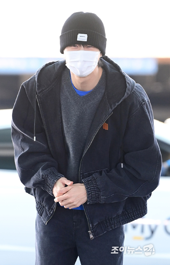 배우 변우석이 9일 오후 패션 브랜드 아더에러 베이징 스페이스 오픈 기념 행사 참석을 위해 인천국제공항을 통해 출국하고 있다. [사진=정소희 기자]