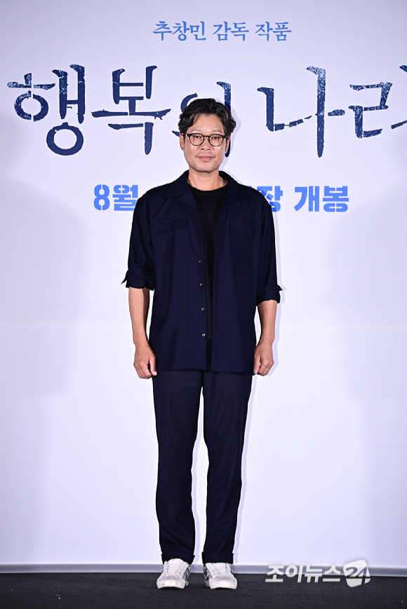 배우 유재명이 6일 오후 서울 용산구 CGV 용산아이파크몰에서 열린 영화 '행복의 나라'(감독 추창민) 언론시사회에서 포토타임을 갖고 있다.8월 14일 개봉을 앞둔 영화 '행복의 나라’는 1979년 10월 26일, 상관의 명령에 의해 대통령 암살 사건에 연루된 박태주와 그의 변호를 맡으며 대한민국 최악의 정치 재판에 뛰어든 변호사 정인후의 이야기를 그린 영화다. [사진=곽영래 기자]