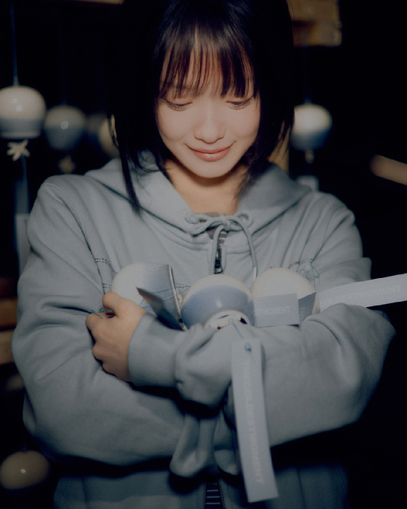 가수 한로로가 패션 브랜드 화보 촬영에서 포즈를 취하고 있다. [사진=어센틱]