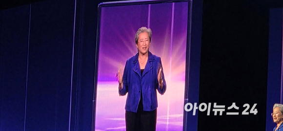 젠슨 황 엔비디아 CEO가 5일(현지시간) 미국 라스베이거스 퐁텐블로 호텔에서 열린 CES 2026 특별연설을 하고 있다. [사진=박지은 기자]