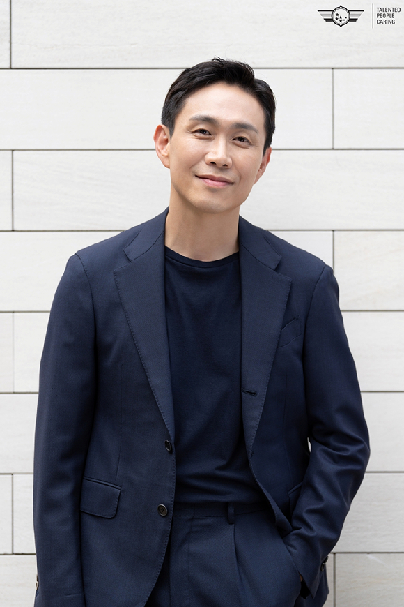 배우 오정세가 프로필 사진 촬영에서 포즈를 취하고 있다. [사진=프레인TPC]