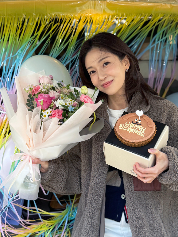 배우 백진희가 '판사 이한영' 촬영을 마치고 인사를 건네고 있다. [사진=매니지먼트에이엠나인]