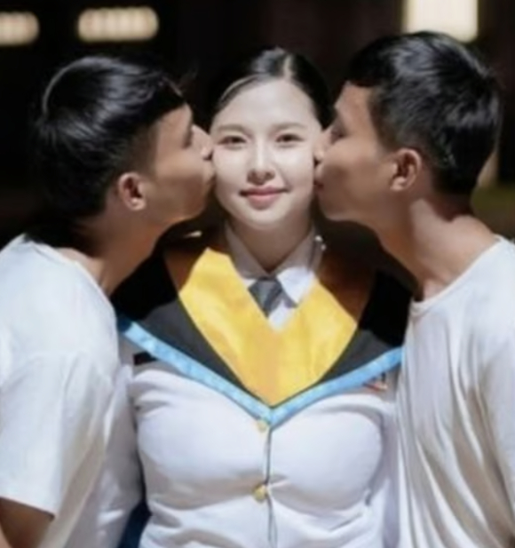 태국 여성 파가 쌍둥이 형제와 사귀고 있다고 밝혀 화제다. [사진=SCMP 캡처]