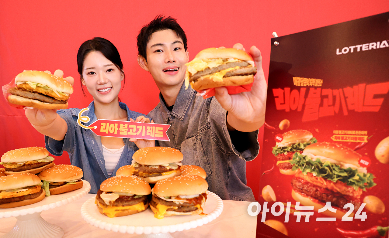 2일 서울 용산구 롯데리아 숙대입구역점에서 진행된 롯데리아 신메뉴 '리아 불고기 레드' 2종 출시 기념 행사에서 모델들이 신제품을 선보이고 있다. [사진=문수지 기자]