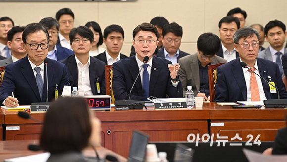 류제명 과학기술정보통신부 제2차관이 21일 서울 여의도 국회에서 열린 과학기술정보방송통신위원회 정보통신기술(ICT)기관 국정감사에서 질의에 답변하고 있다. [사진=곽영래 기자]