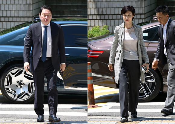 최태원 SK그룹 회장과 노소영 아트센터 나비 관장이 15일 서울 서초구 서울고등법원에서 열린 재산분할 파기환송심 2차 조정 기일에 출석하고 있다. [사진=사진공동취재단 ]
