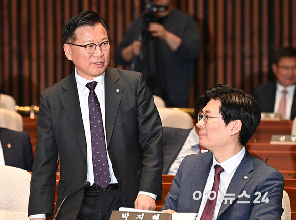 이양수 국민의힘 사무총장이 7일 오후 서울 여의도 국회에서 열린 의원총회에 참석하고 있다. [사진=곽영래 기자]