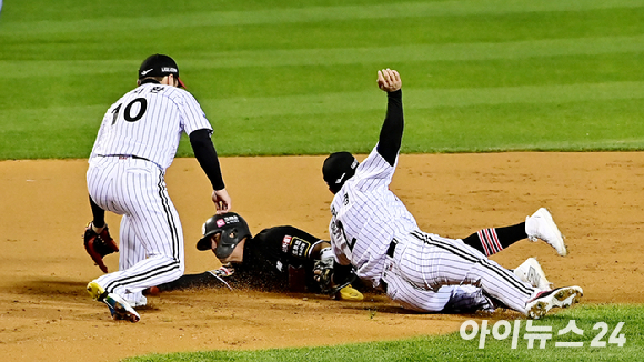 7일 오후 서울 송파구 잠실야구장에서 '2023 KBO 포스트시즌' LG 트윈스와 KT 위즈의 한국시리즈 1차전 경기가 열렸다. 2회초 무사 1,2루 1루 주자 KT 배정대가 문상철의 번트때 3루까지 진루하려다 아웃당하고 있다. [사진=곽영래 기자]