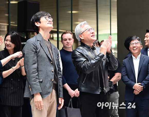 젠슨 황 엔비디아 최고경영자(CEO)가 8일 경기도 성남시 정자동에 위치한 네이버 1784 사옥에 방문해 이해진 네이버 의장과 인사하고 있다. [사진=정소희 기자]