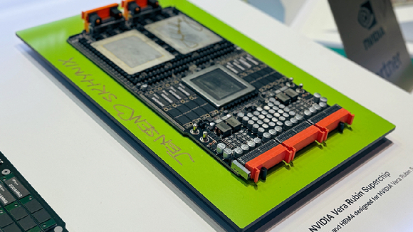 GTC 2026 SK하이닉스 부스에 전시된 엔비디아 차세대 AI 가속기 '베라 루빈'. 엔비디아 젠슨 황 CEO의 사인이 남아 있다. [사진=SK하이닉스 뉴스룸]