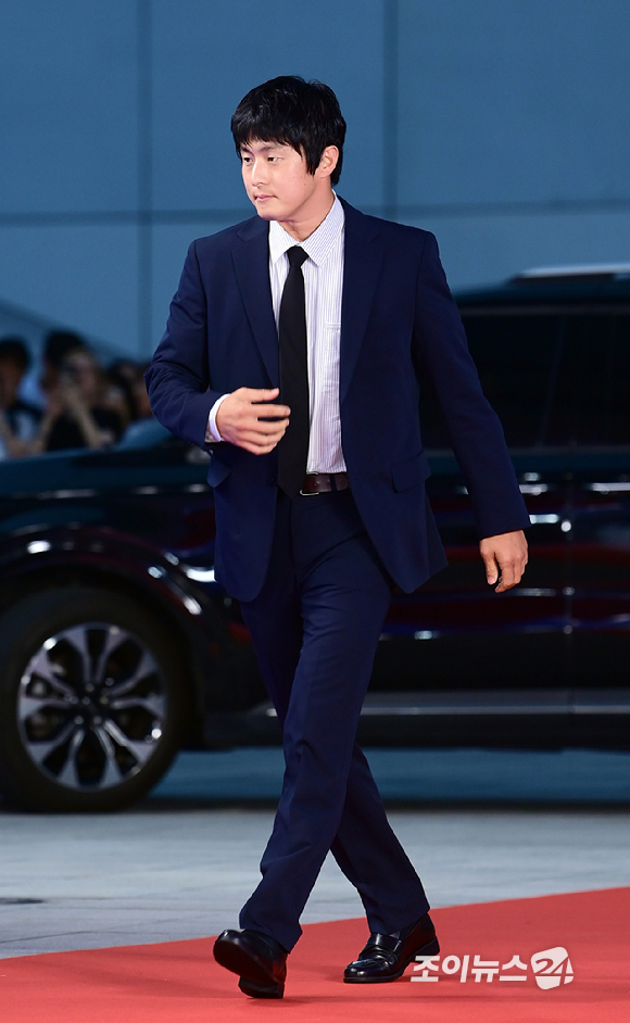 방송인 기안84가 18일 오후 인천광역시 파라다이스 시티에서 열린 제4회 청룡시리즈어워즈 레드카펫 행사에 참석하고 있다. [사진=정소희 기자]