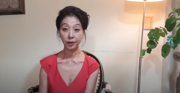 배우 김부선(62) 씨가 딸 이루안(35) 씨의 결혼 소식을 알리며 눈물을 흘렸다. [사진=유튜브 '김부선TV' 캡처]