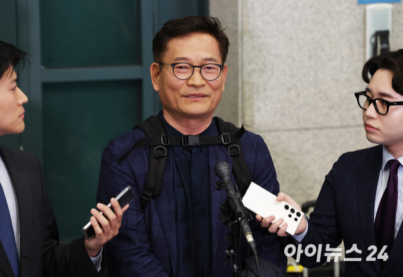 '2021년 전당대회 돈 봉투 의혹' 핵심 당사자인 송영길 전 더불어민주당 대표가 24일 오후 인천국제공항을 통해 귀국한 뒤 입장을 밝히고 있다. [사진=김성진 기자]