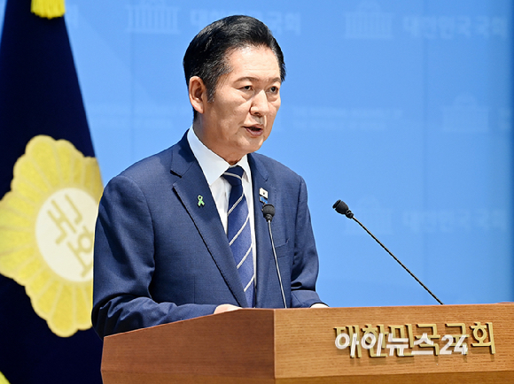 정청래 더불어민주당 당대표 후보가 12일 서울 여의도 국회 소통관에서 기자회견을 하고 있다. [사진=곽영래 기자]