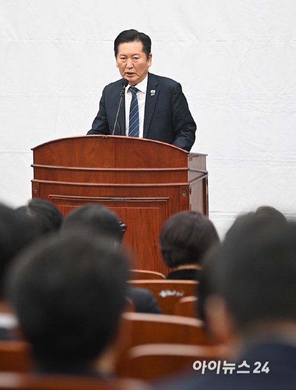 정청래 더불어민주당 대표가 19일 서울 여의도 국회에서 열린 의원총회에서 발언하고 있다. [사진=곽영래 기자]