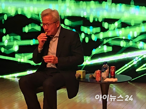 젠슨 황 엔비디아 CEO가 31일 경주예술의전당 원화홀에서 열린 프레스 컨퍼런스에서 잠시 숨을 고르는 모습. [사진=박지은 기자]