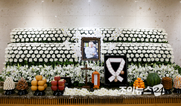 26일 서울아산병원 장례식장에 마련된 원로 배우 겸 전 국회의원 故 이순재의 빈소에 정부가 추서한 금관문화훈장이 놓여있다. [사진=사진공동취재단]